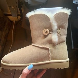 Brand new Bailey Button UGGS- size 6
